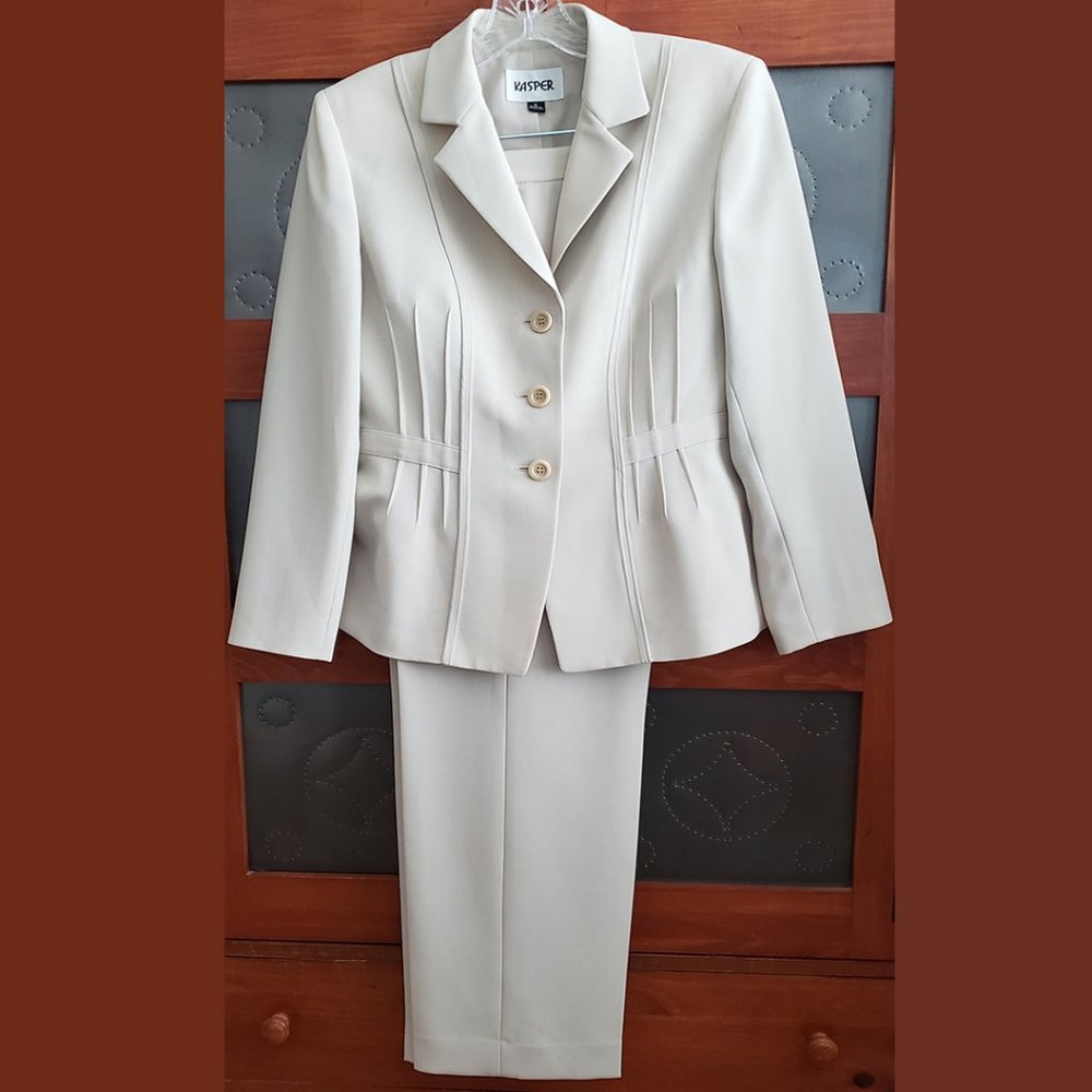 Kasper designs. Women’s two-piece Blazer and Pant Suit Set, Size 8